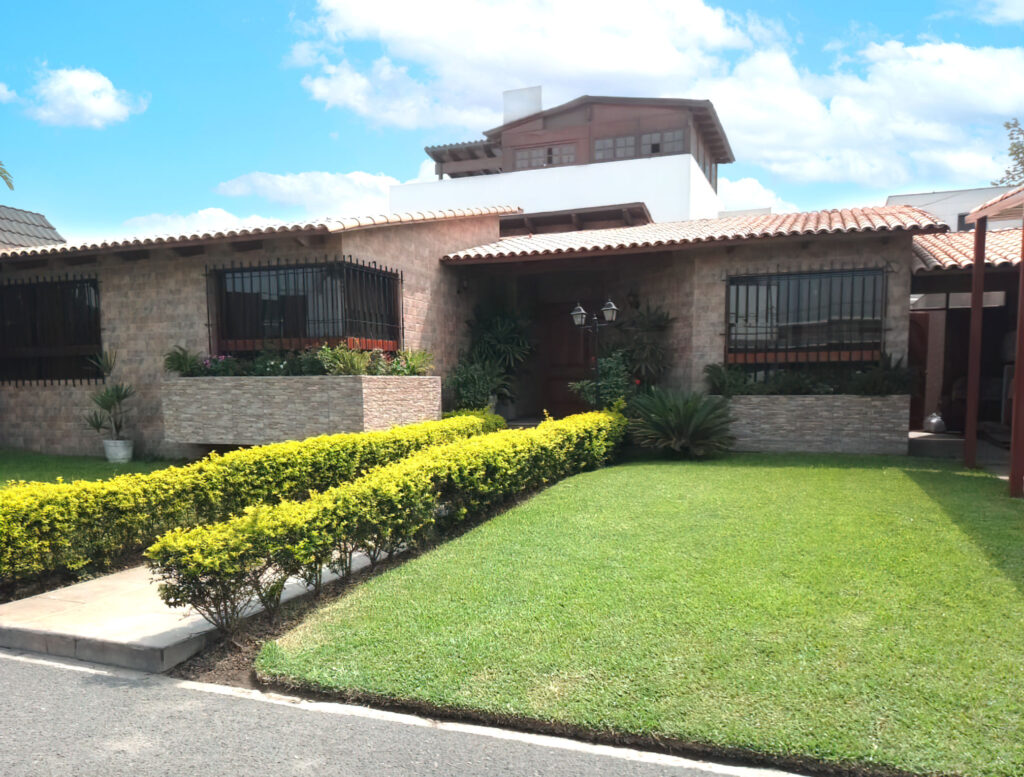 casa la molina 3 pisos con piscina